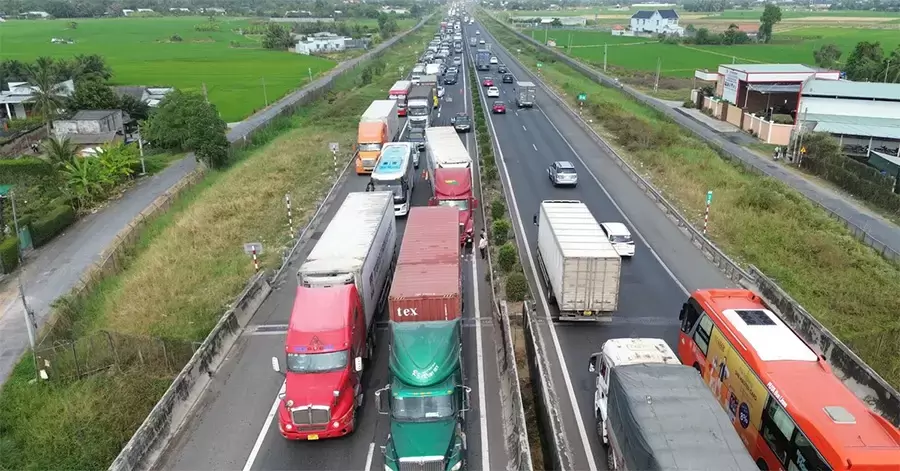 Tình trạng ùn tắc giao thông trên cao tốc TP.HCM Trung Lương vào giờ cao điểm