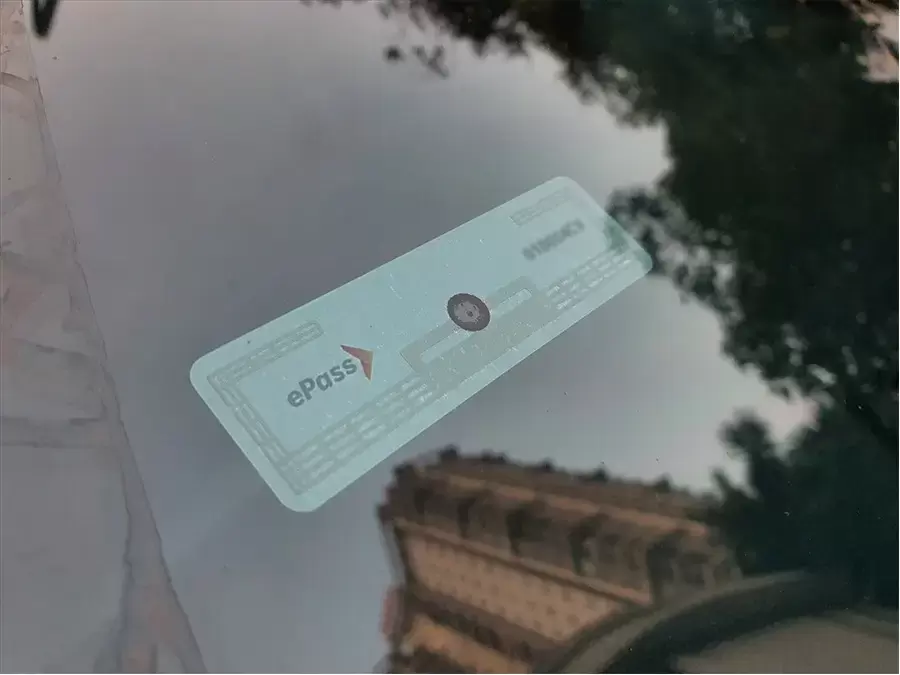Thẻ ePass được dán trên kính phương tiện