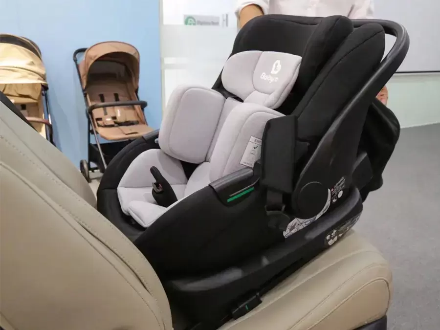 Thiết bị an toàn cho trẻ em trên ô tô