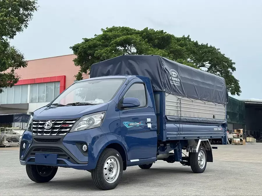 Các lựa chọn thay thế xe tải 1 tấn 4 Tại Daehan Motors, khách hàng thường lựa chọn xe tải Tera Star Plus và Tera190SL Plus để thay thế xe tải 1 tấn 4. Vậy những mẫu xe này có đặc điểm gì nổi bật? Tera Star Plus - Xe tải 1.25 tấn thế hệ mới cho trải nghiệm vượt trội Mẫu xe này nổi lên như một lựa chọn tối ưu cho nhu cầu vận chuyển nội thành nhờ tải trọng hợp lý, thiết kế hiện đại và khả năng vận hành linh hoạt. Động cơ đa công nghệ – Mạnh mẽ, tiết kiệm nhiên liệu Tera Star Plus được trang bị động cơ xăng dung tích 1.5L công nghệ Nhật Bản tiên tiến, công suất cực đại 109 mã lực và mô-men xoắn 148 Nm. Điểm đáng chú ý là sự kết hợp giữa hệ thống phun nhiên liệu trực tiếp GDi và van biến thiên kép DVVT – duy nhất trong phân khúc. Nhờ ứng dụng công nghệ GDi, động cơ đạt hiệu suất đốt cháy cao hơn, giúp giảm khoảng 10% lượng tiêu hao nhiên liệu và tăng đến 15% công suất. Bên cạnh đó, hệ thống van biến thiên kép DVVT tối ưu mô-men xoắn ở dải tốc độ thấp, giúp xe vận hành êm ái và tăng tốc mượt mà hơn. Thiết kế hiện đại mang phong cách SUV Tera Star Plus gây ấn tượng ngay từ cái nhìn đầu tiên với thiết kế trẻ trung, năng động, khác hẳn vẻ thô cứng thường thấy trên xe tải truyền thống. Phần đầu xe nổi bật với lưới tản nhiệt đa tầng và logo GDi đỏ tạo điểm nhấn. Cản trước được tạo hình mạnh mẽ, các đường gân dập nổi dọc thân xe giúp tổng thể thêm khỏe khoắn và cải thiện tính khí động học. Tay nắm cửa được sơn đồng màu với thân xe, tạo cảm giác liền mạch và đồng nhất trong tổng thể thiết kế. Cùng với đó, gương chiếu hậu thế hệ mới được cải tiến với góc quan sát rộng, giúp người lái dễ dàng kiểm soát không gian phía sau và hai bên xe, tăng cường an toàn khi chuyển hướng hoặc lùi đỗ.