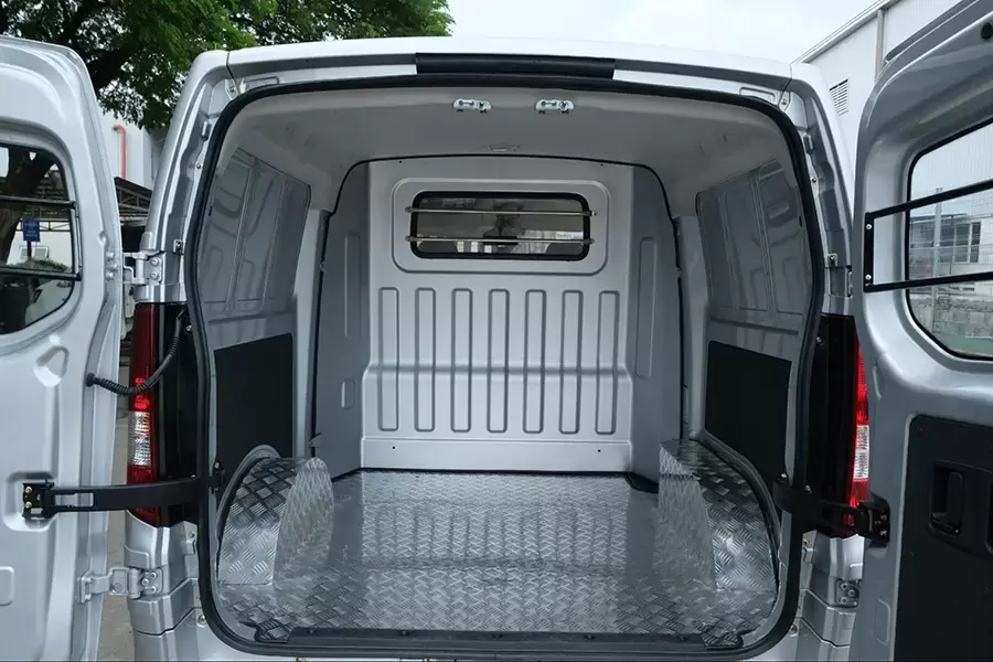 Thiết kế thùng hàng rộng, hỗ trợ bốc dỡ nhanh