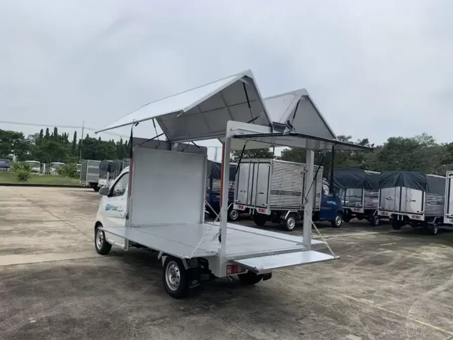 Phiên bản thùng kín dạng cánh dơi trên Tera100S phục vụ bán hàng lưu động