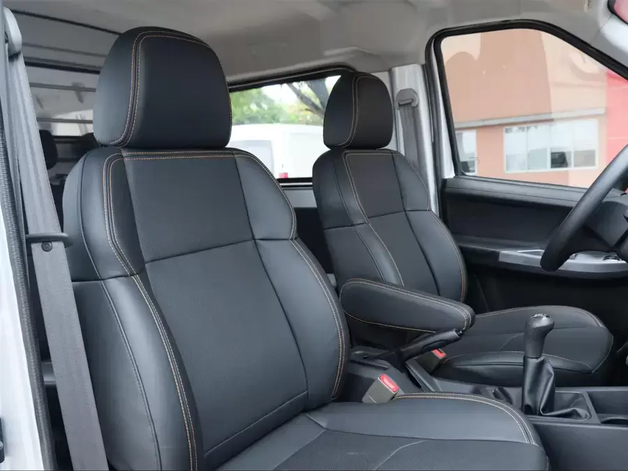 Nội thất hiện đại và tiện nghi xứng đáng mức giá xe tải van 5 chỗ Tera-V6