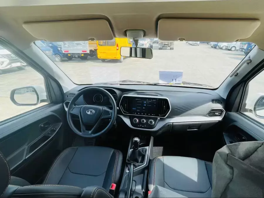 Mức giá xe tải van 5 chỗ Tera-V8 tương xứng với tiện nghi và an toàn nó mang lại