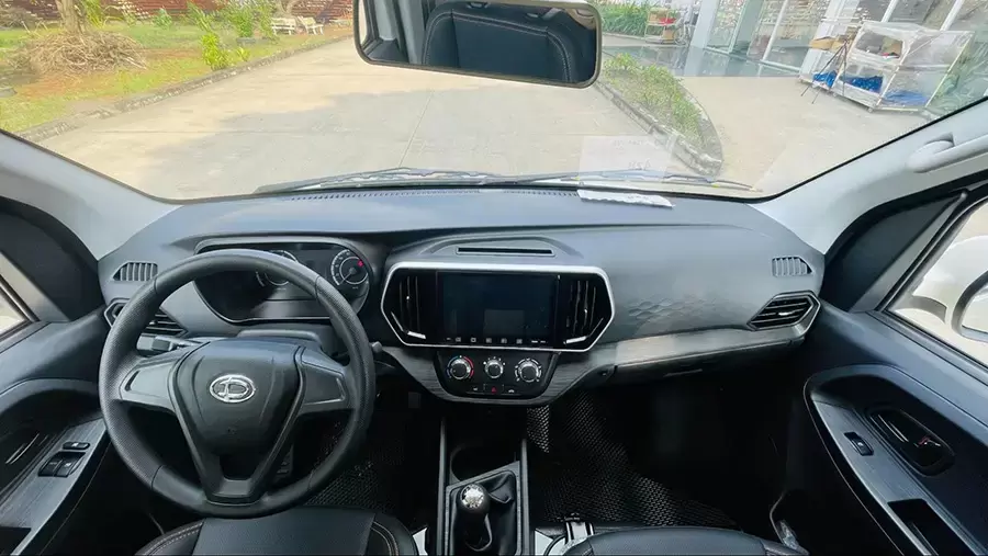 Khoang lái tiện nghi như xe du lịch của xe Tera-V6