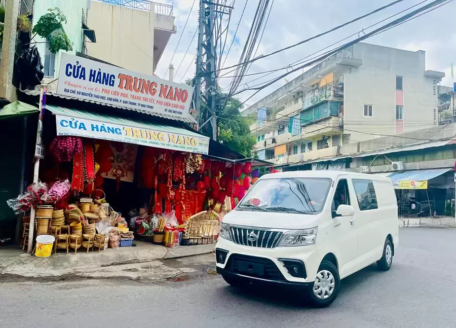Xe tải van 5 chỗ phù hợp với các nhu cầu đưa đón nhân viên đi cùng hàng hóa