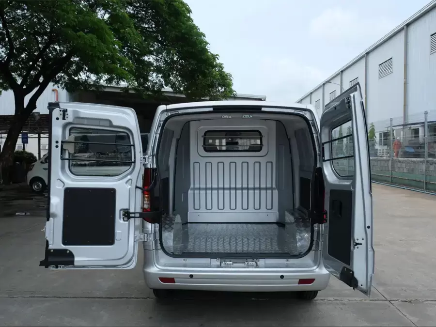 Thiết kế thùng hàng rộng, hỗ trợ bốc dỡ thuận tiện