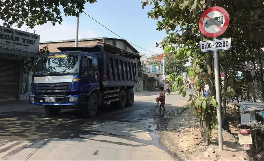 Đi vào giờ cấm phạt từ 4.000.000 – 6.000.000 đồng và trừ 2 điểm GPLX