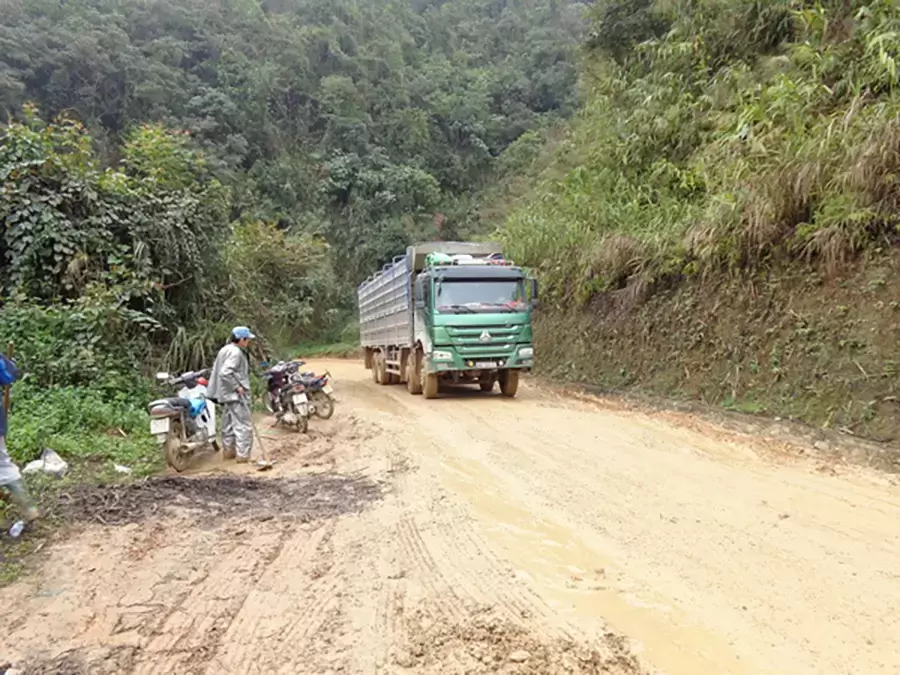 Đường gồ ghề làm tăng rung lắc với cầu cứng