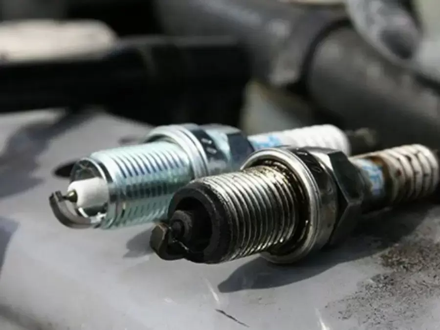 Bugi bám nhiều cặn đen làm tia lửa yếu khiến xe tăng ga bị giật