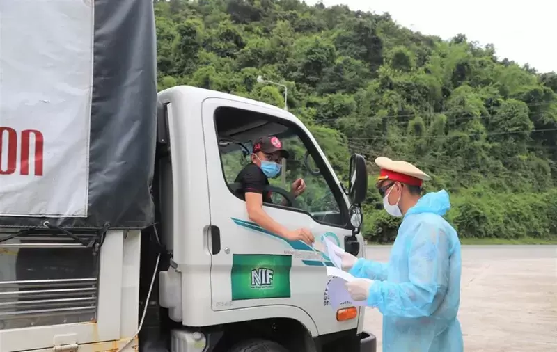 Hình minh hoạ: Xe tải khi đi qua các chốt kiểm soát trong thời gian dịch bệnh