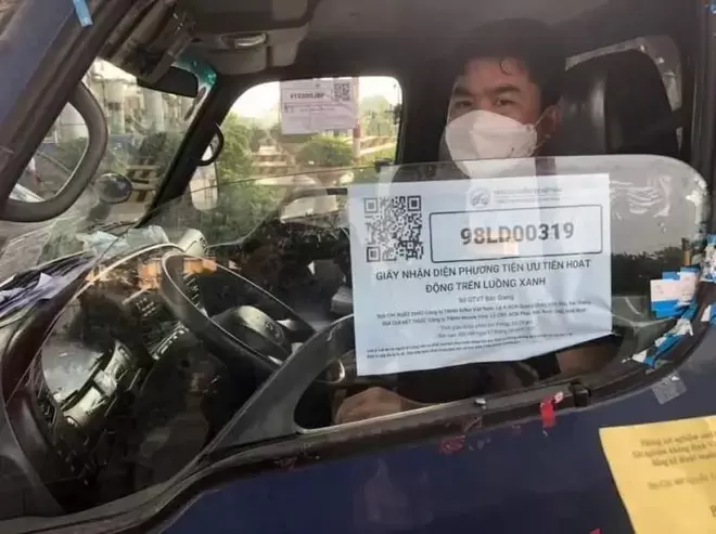 Phương tiện có mã QR Code nhận diện chờ kiểm tra để được lưu thông