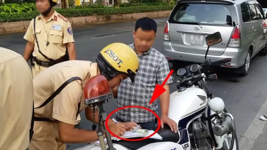 Người điều khiển phương tiện không xuất trình được giấy phép lái xe hợp lệ khi bị kiểm tra