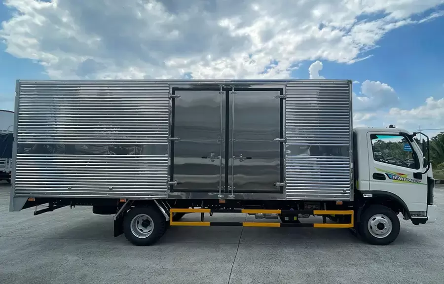 Thiết kế thùng kín với cửa hông mở 2 bên 2m duy nhất phân khúc xe tải 3.5 tấn