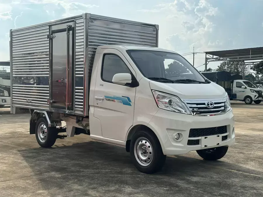 Gương chiếu hậu và tay nắm cửa đồng màu thân xe