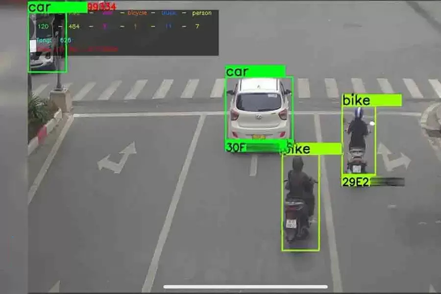 Camera giám sát giao thông phát hiện và ghi lại hành vi vi phạm tự động