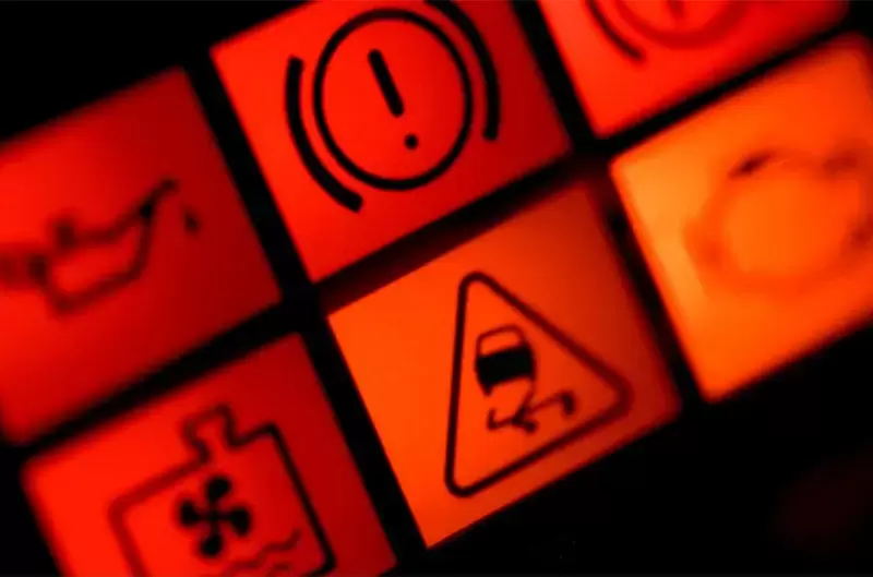 5 ký hiệu đèn báo lỗi trên ô tô mà bạn nên biết và cách xử lý