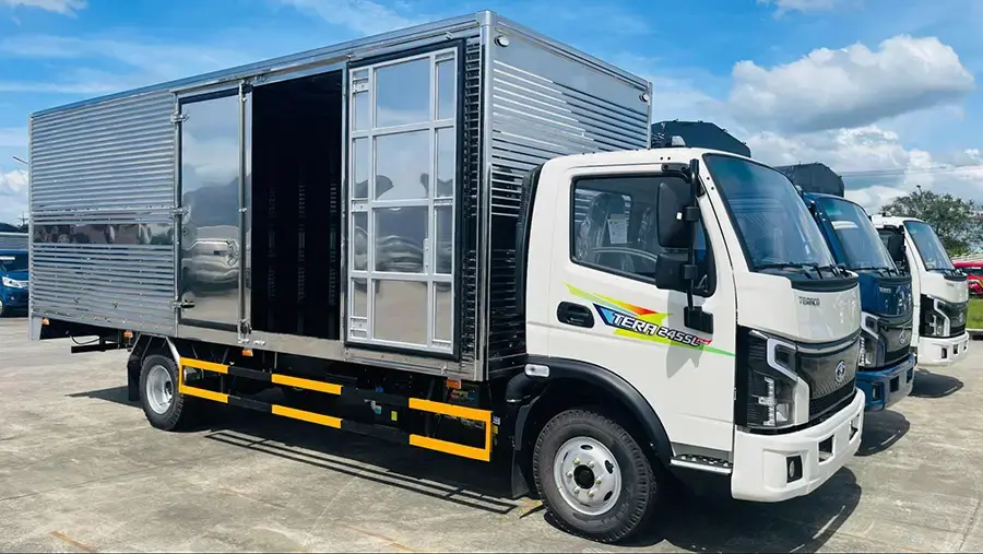 Cửa hông hai bên giúp tiếp cận hàng thuận tiện khi giao nhận