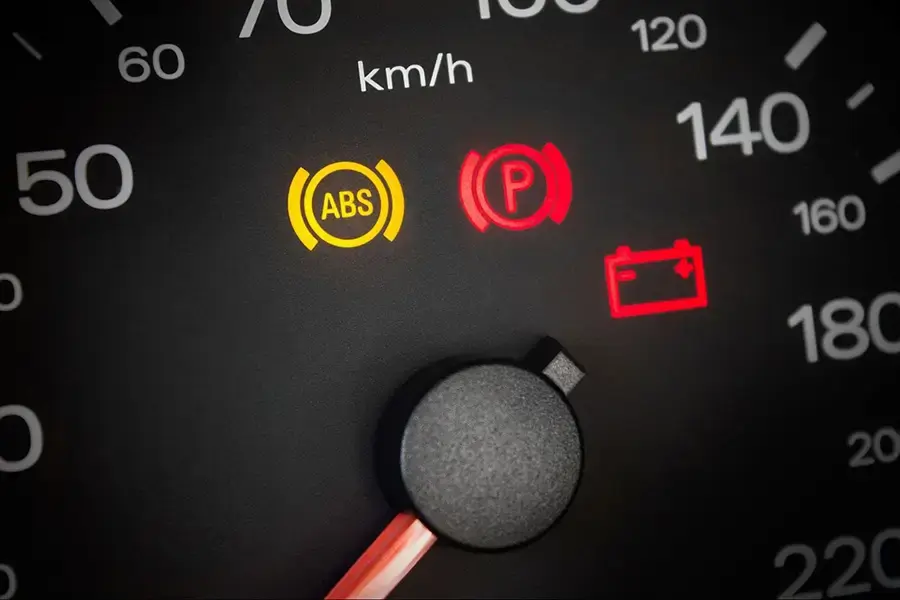 Đèn ABS và cảnh báo phanh xuất hiện trên bảng đồng hồ ô tô