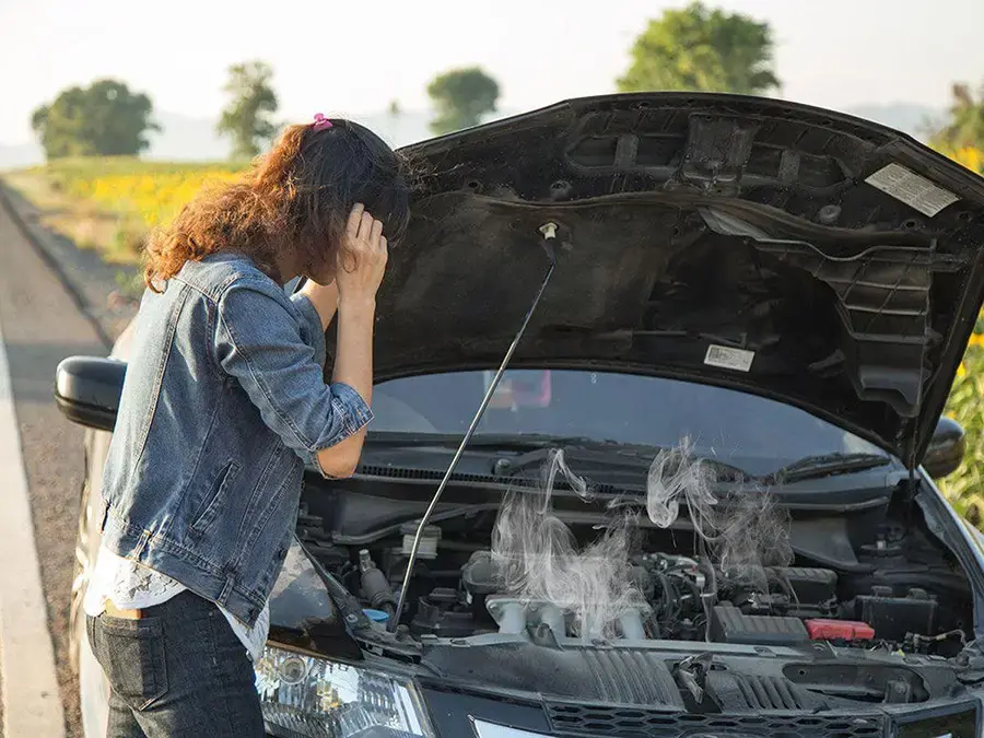 Khói bốc lên từ khoang động cơ là dấu hiệu nguy hiểm cần dừng xe kiểm tra