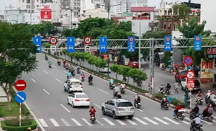 Biển báo và vạch kẻ giúp tài xế nhận biết đúng làn đường