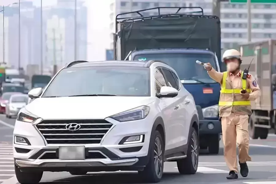 Ô tô đi sai làn có thể bị phạt và trừ điểm GPLX