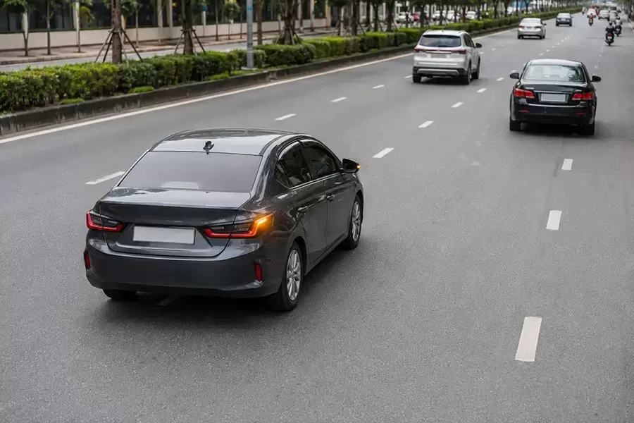 Quan sát từ xa và bật tín hiệu trước khi chuyển làn