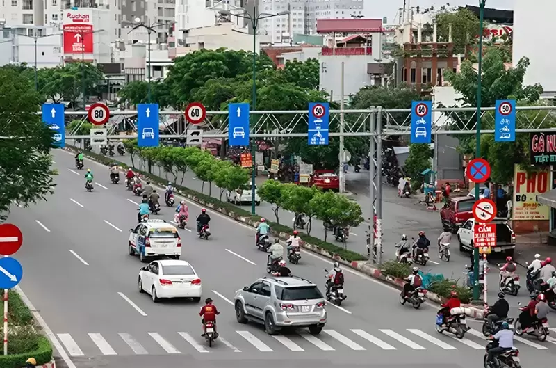 Lỗi đi sai làn đường phạt bao nhiêu và trừ mấy điểm
