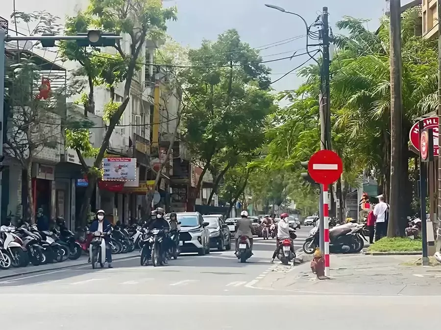 Biển P.102 cấm đi ngược chiều trên đường một chiều