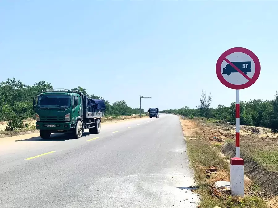 Đường cấm là tuyến đường không cho phép phương tiện lưu thông theo quy định