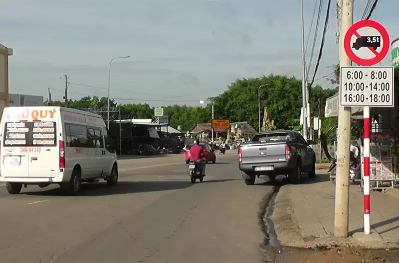 Lỗi đi vào đường cấm xe tải là gì? Mức phạt mới nhất 2025