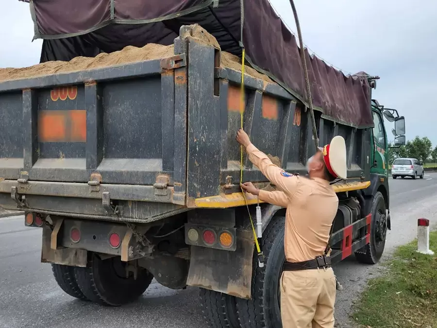 Lỗi quá chiều cao xe tải bị phạt từ 2 đến 3 triệu đồng và từ 2 điểm GPLX