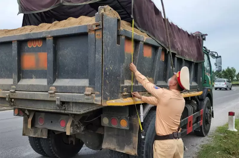 Lỗi quá chiều cao xe tải là gì? Quy định và mức phạt mới nhất