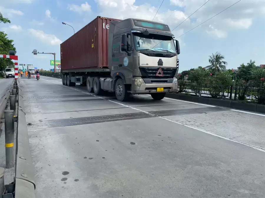 Lỗi quá tải là khi xe chở hàng vượt quá trọng lượng cho phép