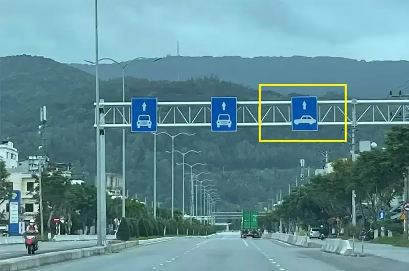 Lỗi sai làn đường ô tô là gì? Quy định và mức phạt mới nhất