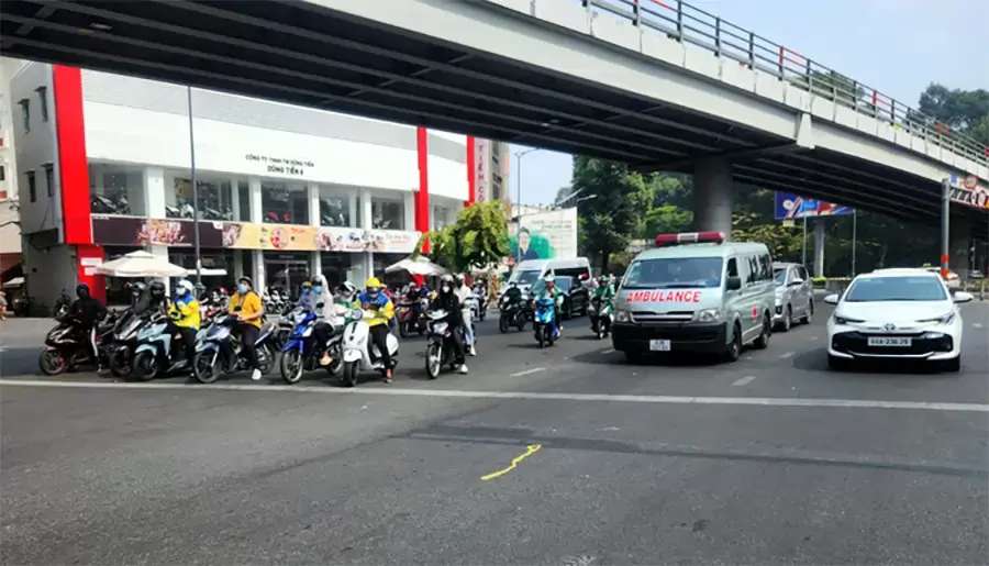 Vượt đèn đỏ để nhường đường cho xe ưu tiên sẽ không bị phạt