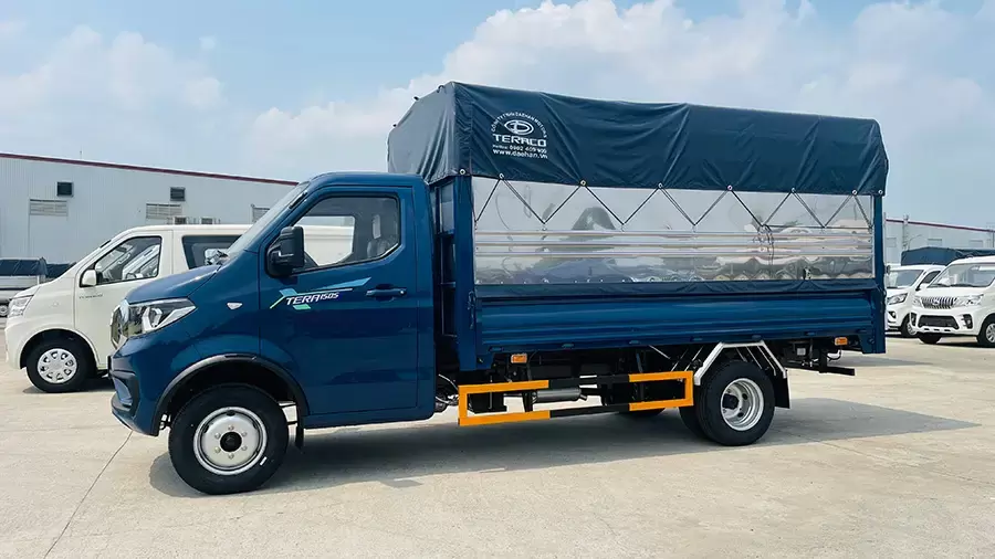 Thùng mui bạt có khả năng che chắn hàng hóa khỏi tác động môi trường