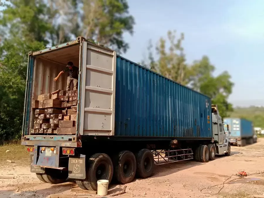 Xe quá tải là phương tiện chở hàng vượt tải trọng cho phép theo quy định