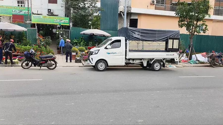 Xe tải thùng bạt máy xăng giao hàng đa điểm