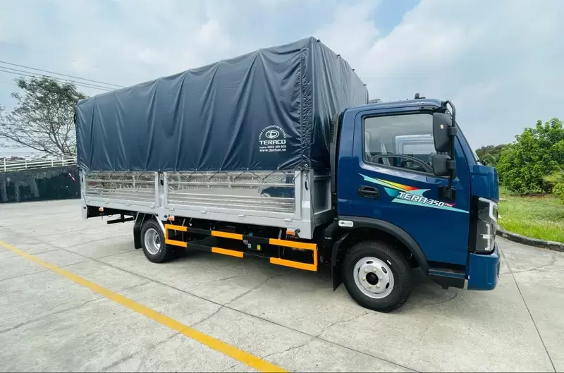 Nên chọn xe tải thùng bạt máy xăng hay máy dầu?