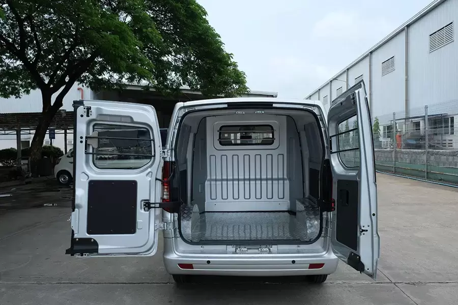 Khoang hàng của xe tải van 5 chỗ