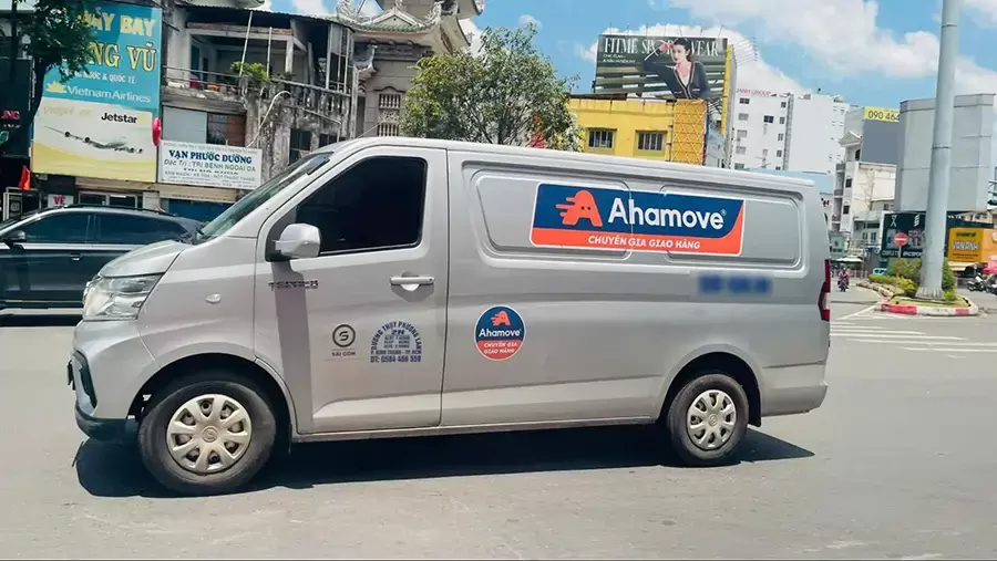 Xe van chở hàng trong nội thành