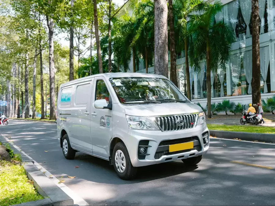 Xe van chở hàng máy xăng vận hành linh hoạt trong đô thị