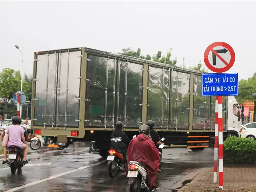 Xe tải chỉ được đi theo hướng không có biển cấm và tuân thủ luật giao thông