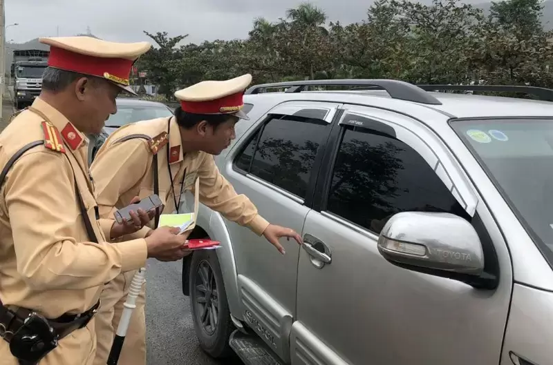 Ô tô chạy quá tốc độ 5-10 km/h bị phạt bao nhiêu từ 2025?