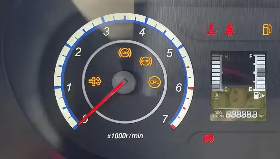 Đèn báo ABS trên bảng điều khiển sáng liên tục nghĩa là hệ thống đang gặp lỗi