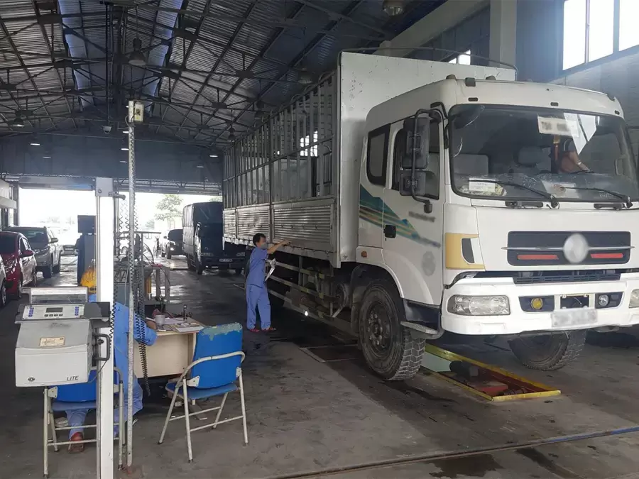 Đăng kiểm là quy trình kiểm tra kỹ thuật xe tải để đảm bảo an toàn và lưu thông hợp pháp