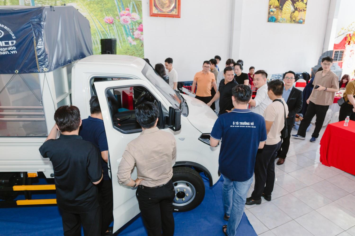 Khách hàng háo hức trải nghiệm thực tế xe tải nhẹ 1.5 Tấn Tera150S