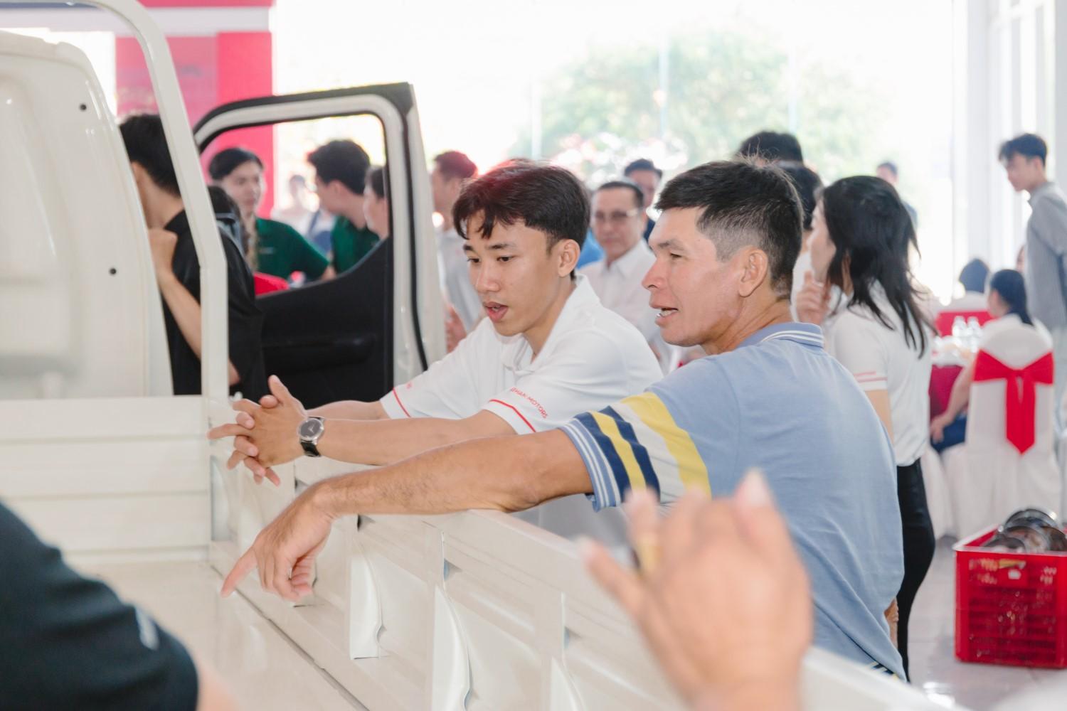 Khách hàng háo hức trải nghiệm thực tế xe tải nhẹ 1.5 Tấn Tera150S