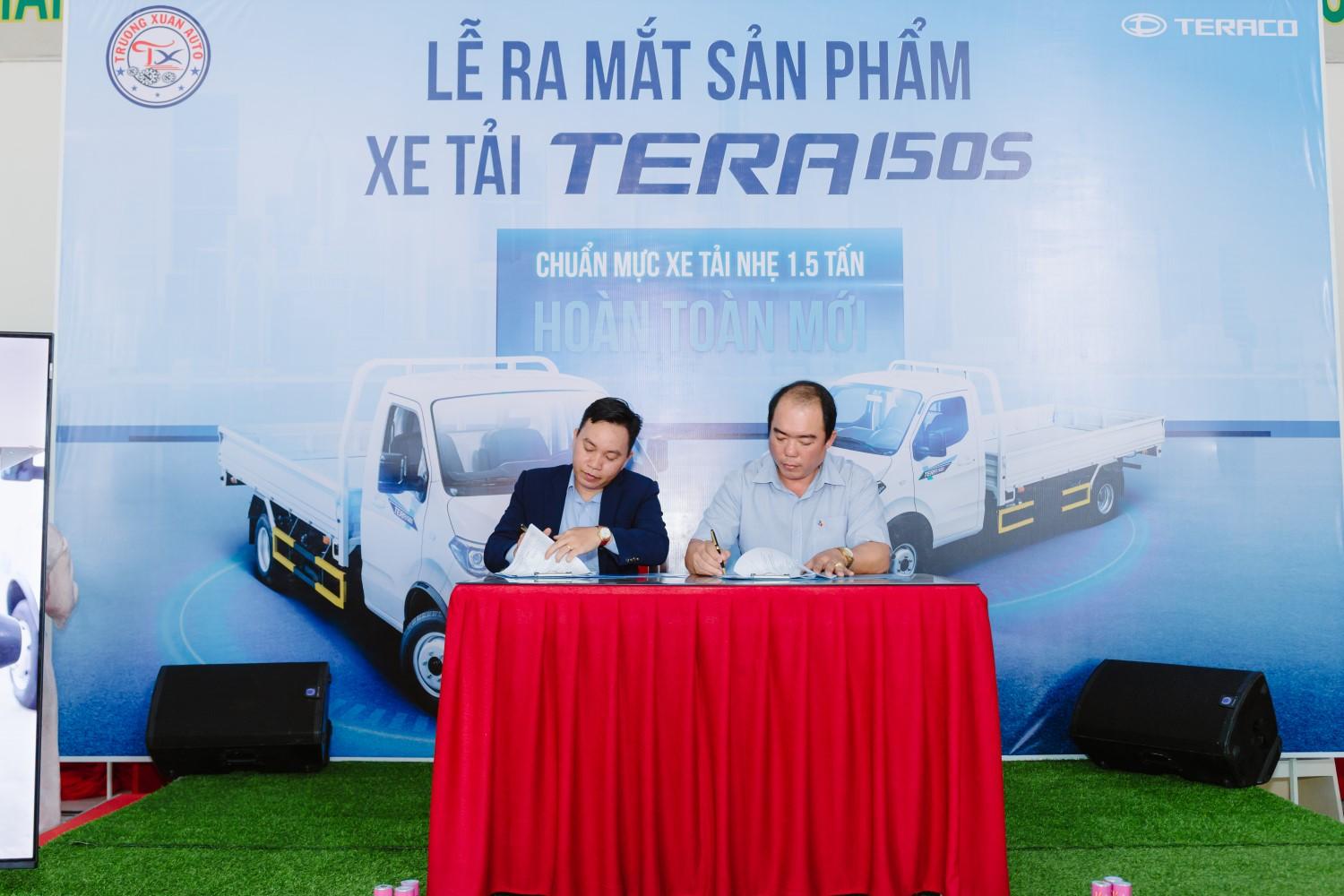 Khách hàng kí kết hợp đồng xe Tera150S trong sự kiện